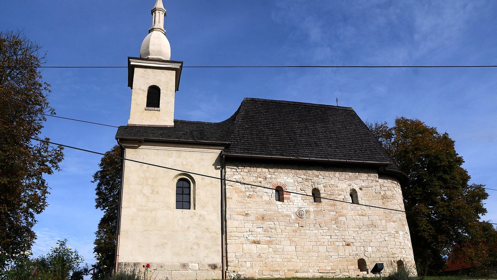 Tarnaszentmária, az Árpád-kori Sarlós Boldogasszony-templom kőfalai és tornya.