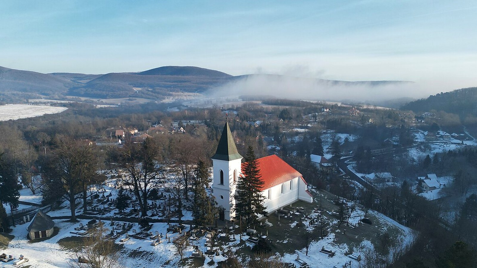 Telkibánya szabadtéri falusi / bányászörökségi látképe — templom, romkert vagy utca (helytörténeti múzeum / jégbarlang nem).