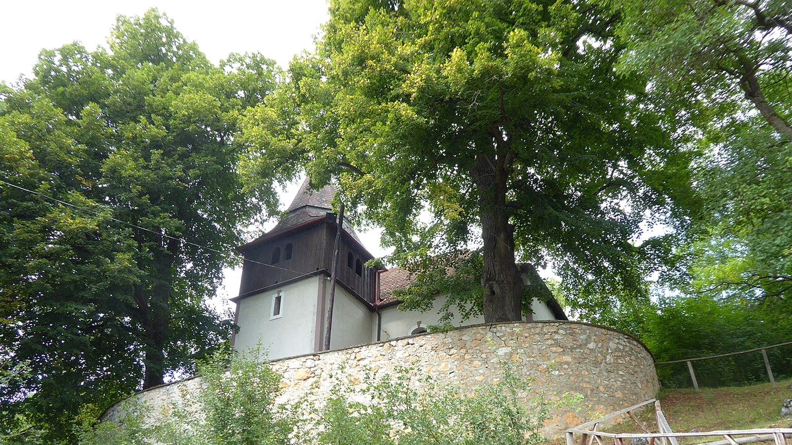 A teresztenyei templom / kápolna kültere — szabadon megközelíthető falusi templomtér (Edelényi járás / Bódva-völgy; múzeum beltér nem ingyenes)