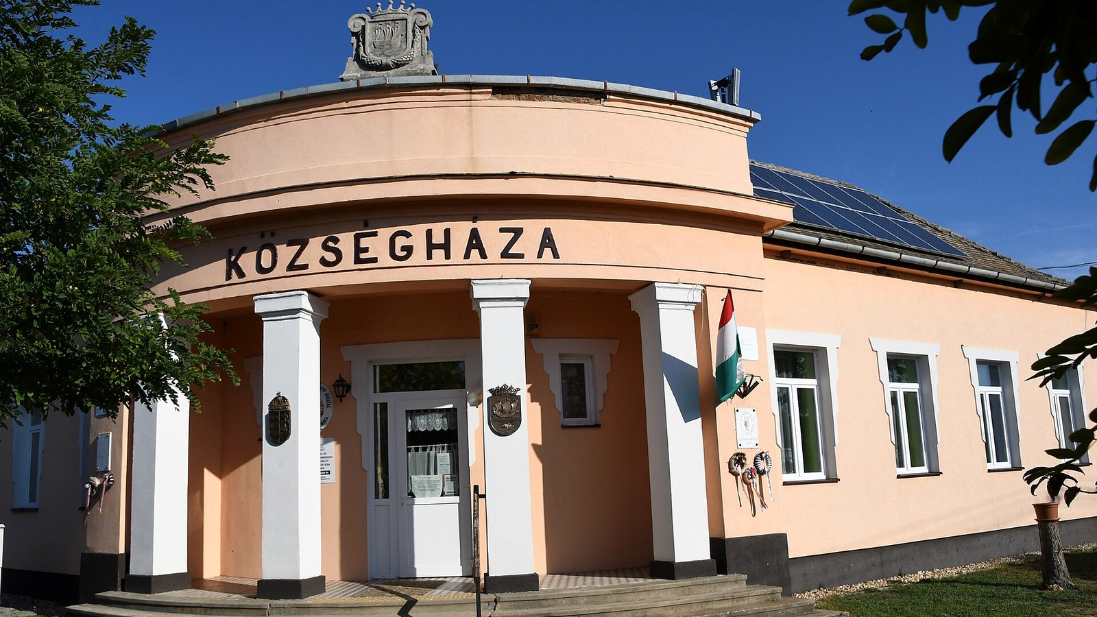 Tiszainoka, az oszlopos bejáratú községháza a falu központjában.