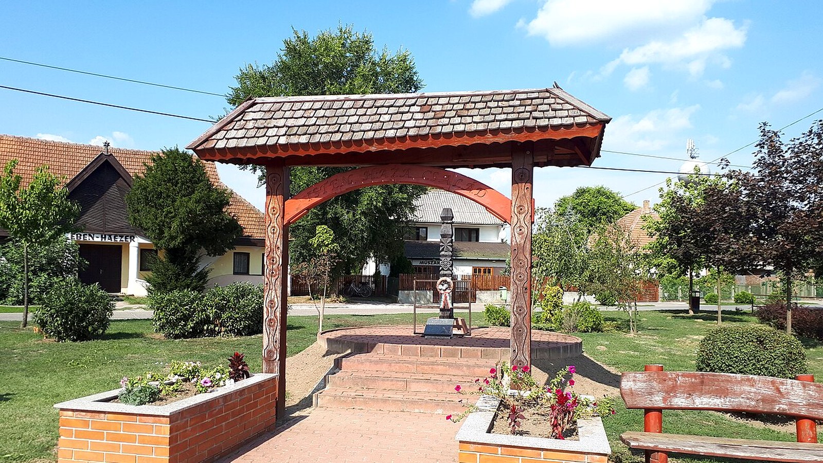 Tiszakeszi emlékparkjának szabadtéri látképe — szabadon bejárható falusi köztér (iskolatörténeti gyűjtemény beltér nem).