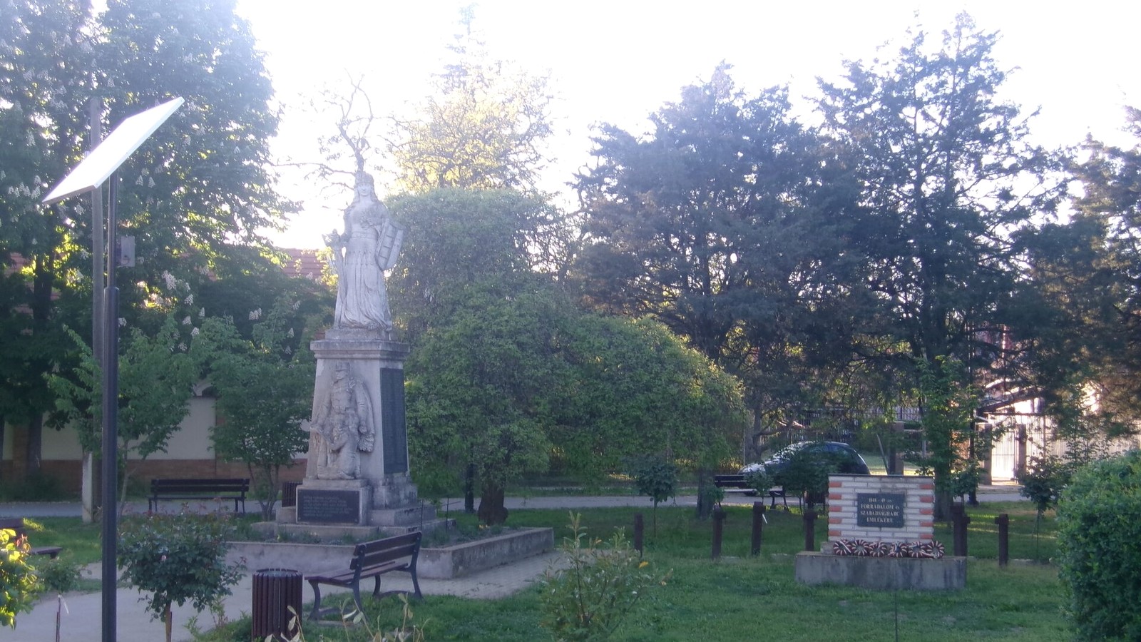 Tiszakürt emlékparkja a Patrona Hungariae-szoborral és az 1848–49-es forradalom emlékművével.