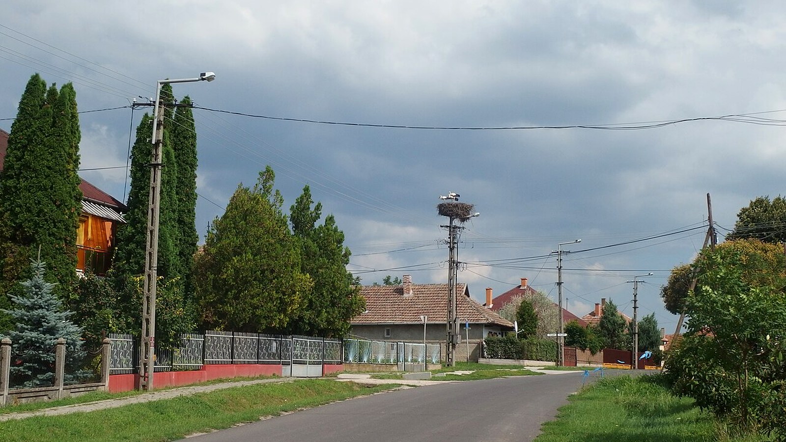 Tiszalúc Széchenyi utcai / falusi szabadtéri látképe — szabadon bejárható (Tisza kiegészítés; strand / horgászjegy nem automatikus 0 Ft).