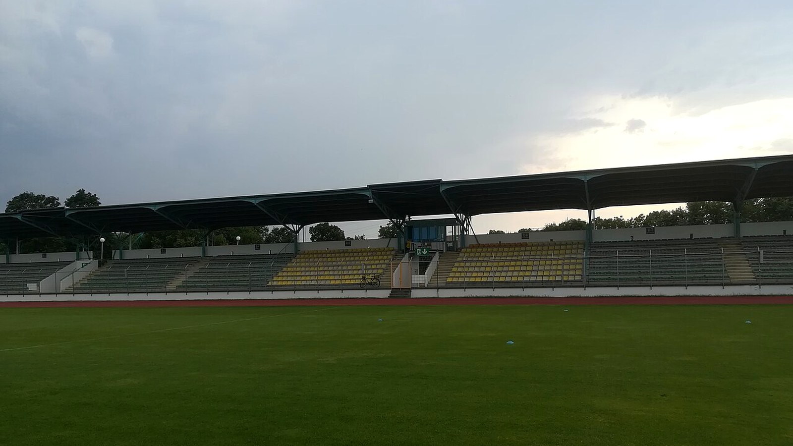 Tiszaújváros Sportpark / városi zöld szabadtéri látképe — szabadon bejárható (Gyógy- és Strandfürdő / uszoda nem 0 Ft).