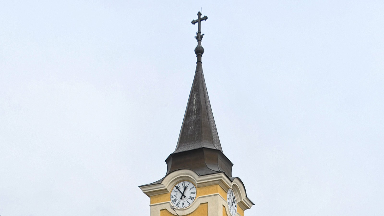 Tószeg, a római katolikus templom órás tornya karcsú toronysisakkal.