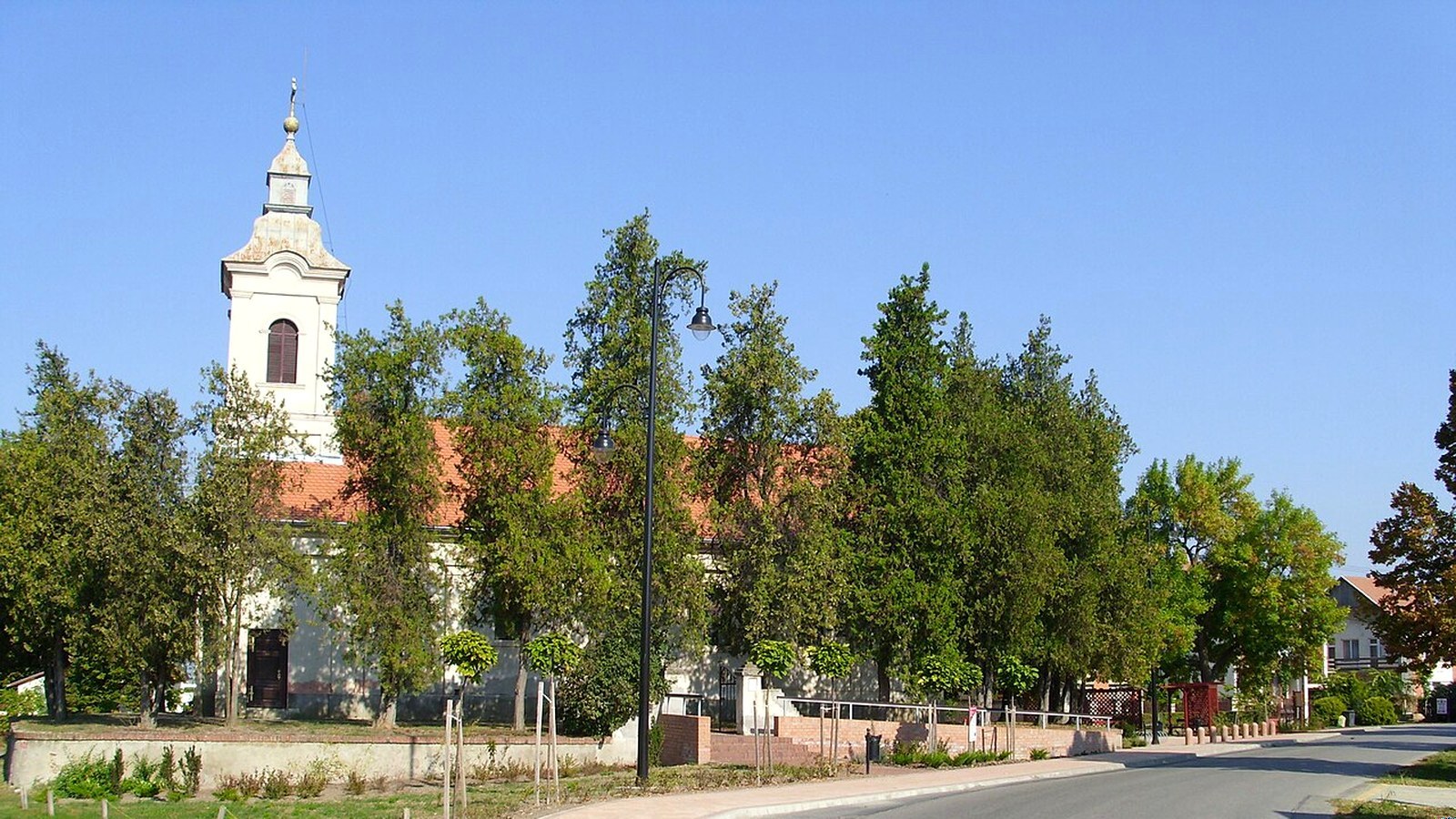 Újszentiván szerb ortodox templom kültere — szabadon megközelíthető falusi templomtér / falukép (Szegedi járás).