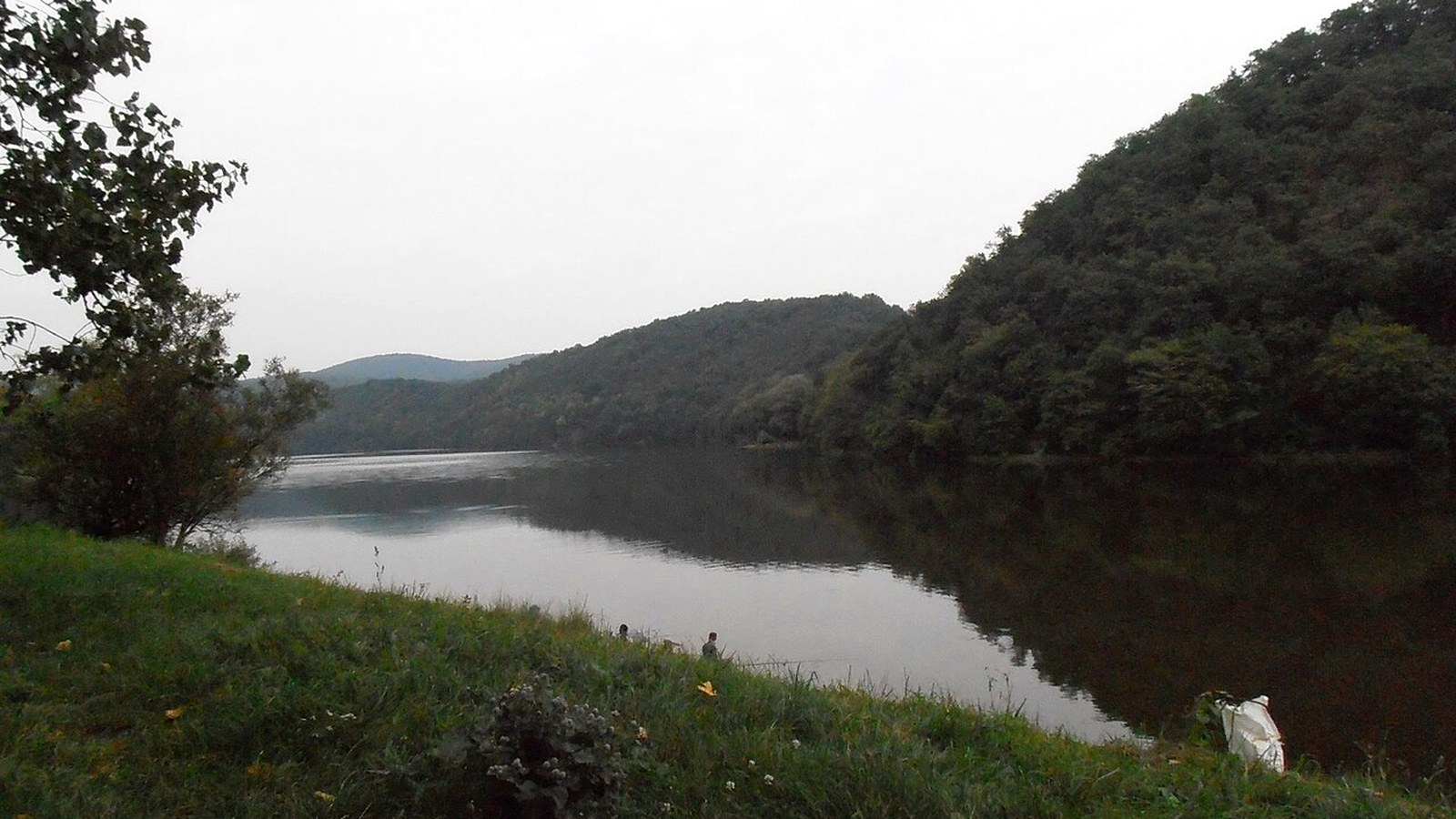 Lázbérci-víztározó / Upponyi-hegység szabadtéri tájképe — BNPI turistaúton szabadon (fürdés tilos; horgászjegy nem 0 Ft).