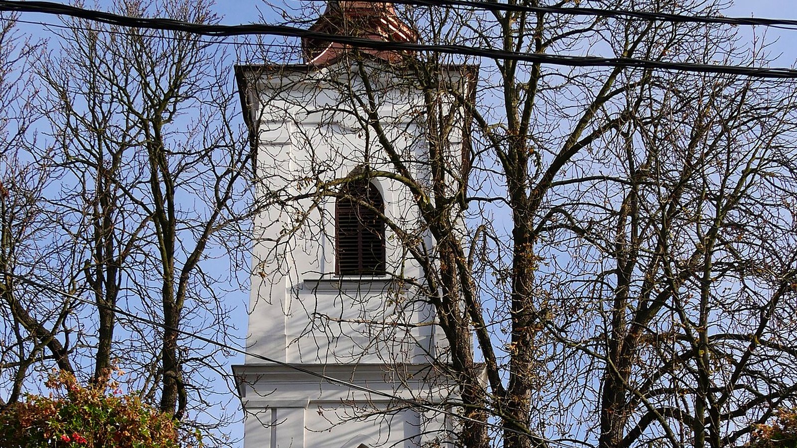 A vadnai templom / kápolna kültere — szabadon megközelíthető falusi templomtér (Kazincbarcikai járás; múzeum beltér nem ingyenes).