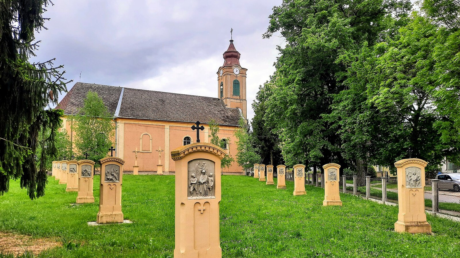 A vásárosdombói kálvária — szabadon megközelíthető szabadtéri kálváriaút.