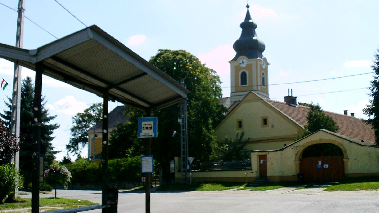 Verpelét, a Krisztus Király és Mindenszentek-templom a buszmegálló felől nézve.