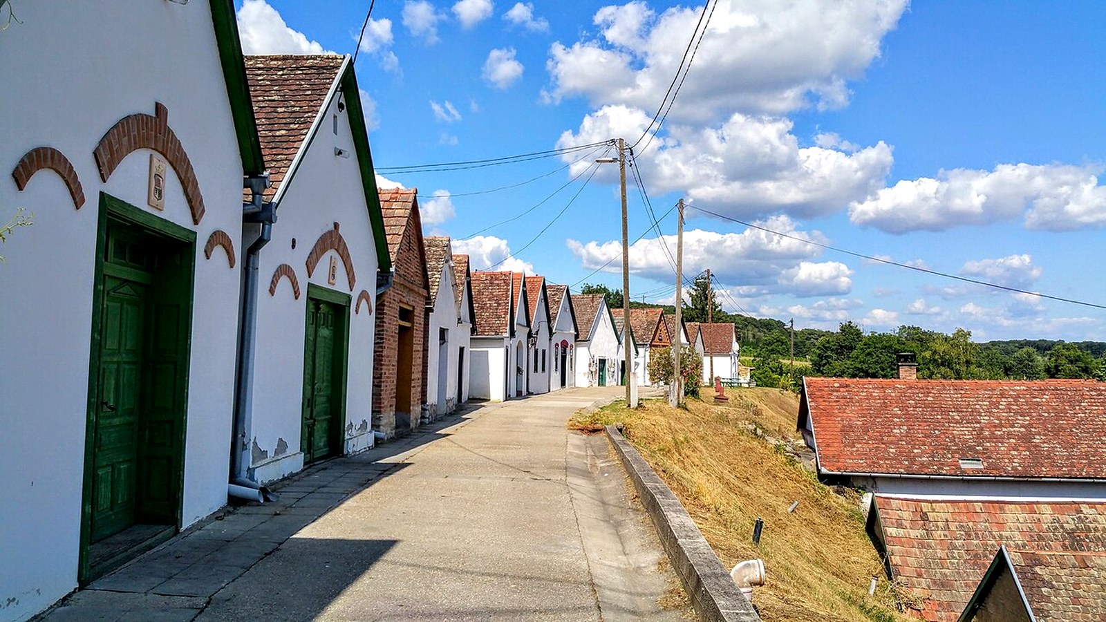 Villánykövesd pincesora / pincefalu kültéri látképe — szabadon bejárható borvidéki utcakép (pince beltér / kóstoló nem mindenütt ingyenes).