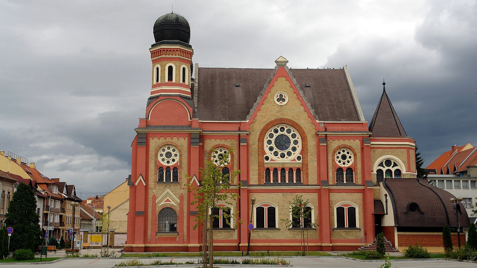 Zalaegerszeg, az egykori zsinagóga, ma hangverseny- és kiállítóterem, vörös és sárga téglás homlokzatával, rózsaablakaival és hagymakupolás tornyával.